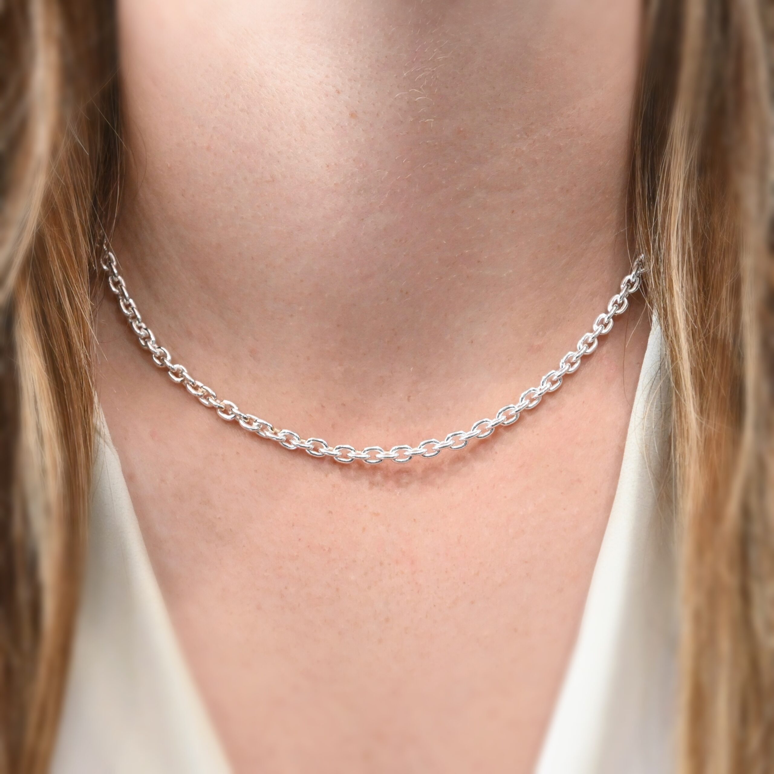Joan Chain - Shiny, 16-19" Joan Chain - Shiny, 16-19" shown on model with white shirt and brown hair