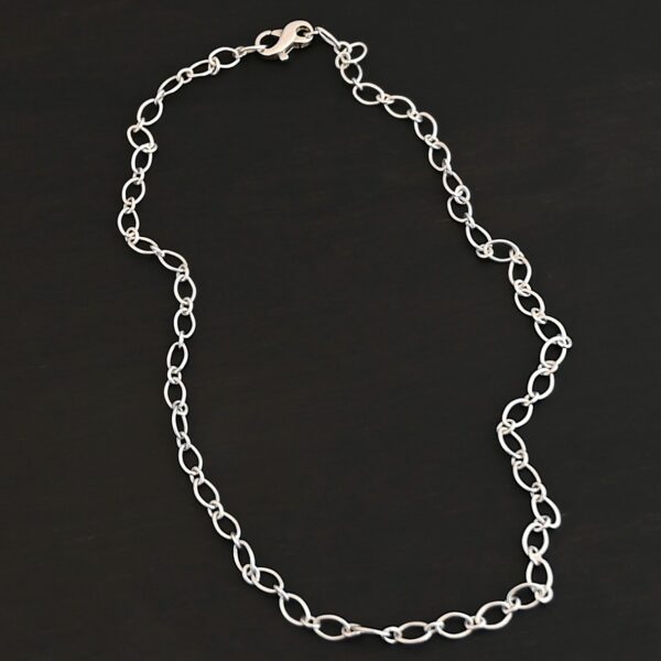 Allie Chain - Shiny shown on dark background
