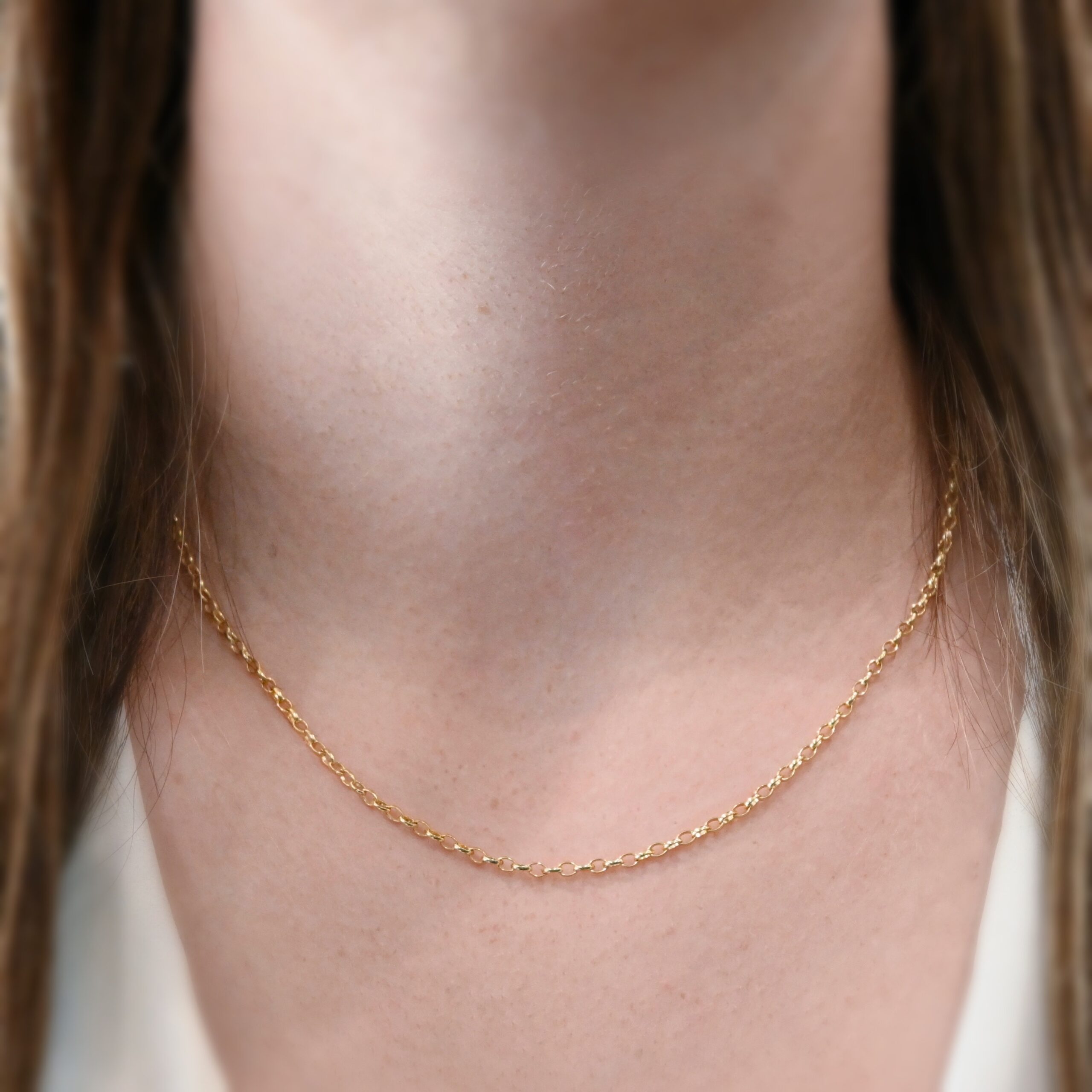14k gold filled Ruby Rolo Chain - 18-20" shown on model with white shirt and brown hair