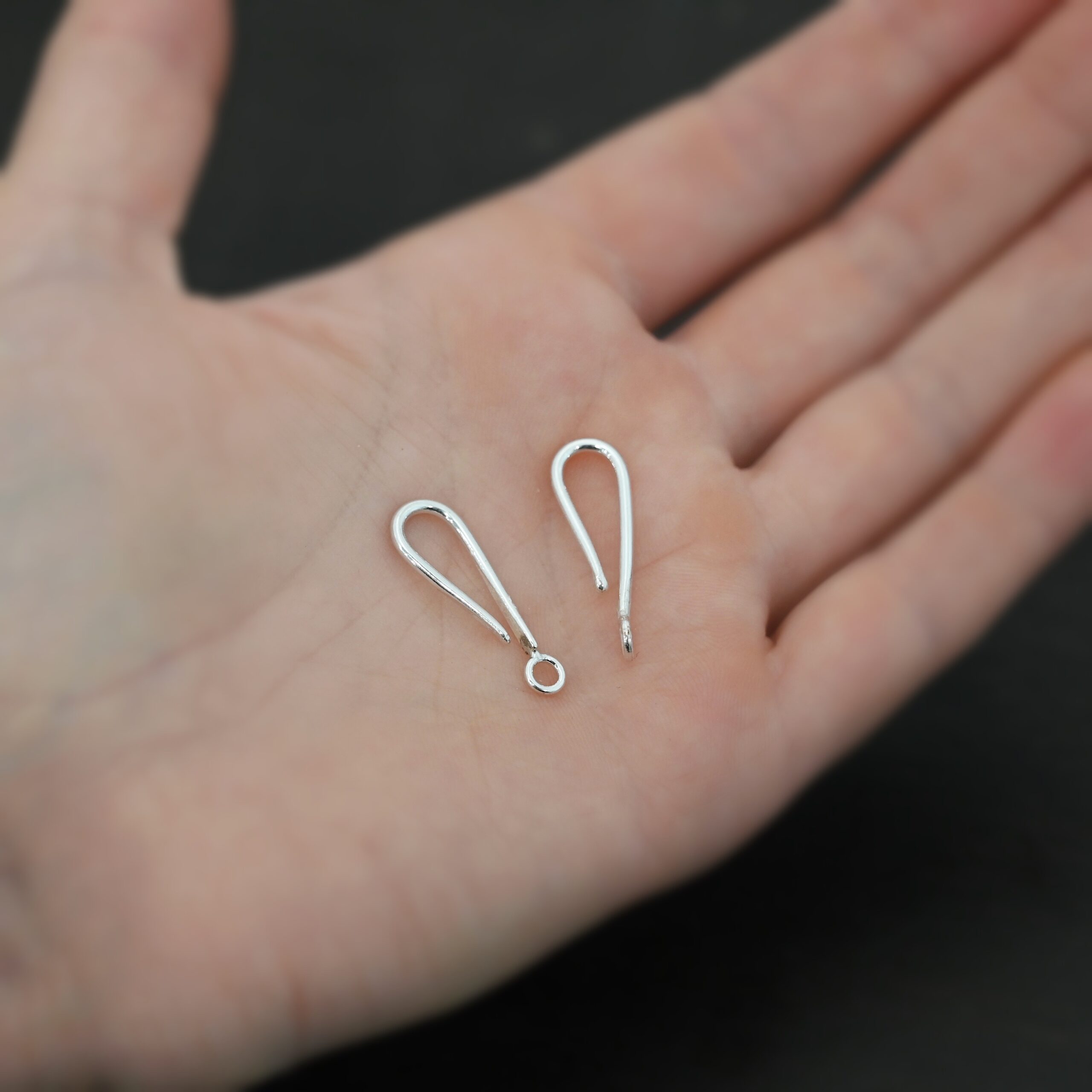 Hope Hook Clasp - shiny Hope Hook Clasp - shiny shown in hand