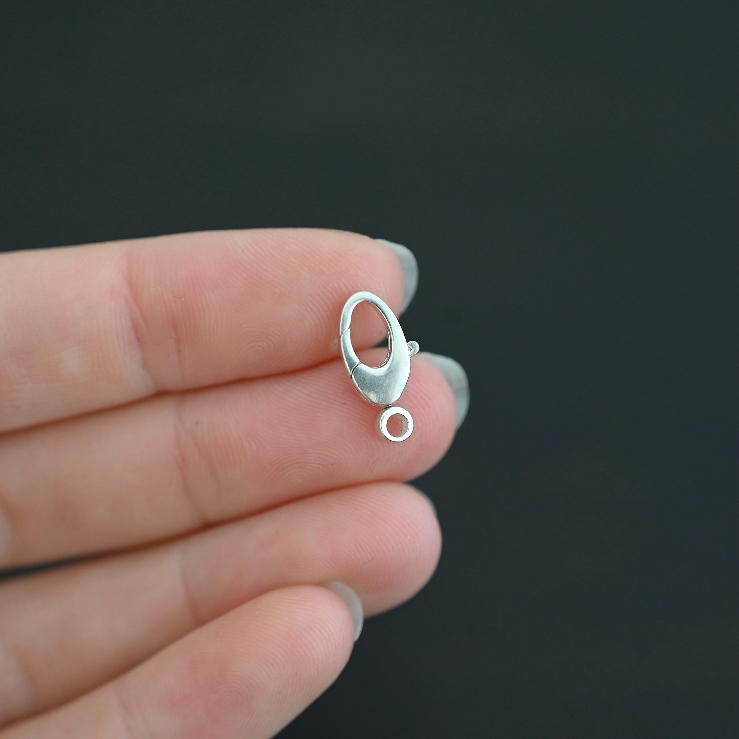 Sunny Swivel Lobster Claw clasp - shiny Sunny Swivel Lobster Claw clasp - shiny shown in hand