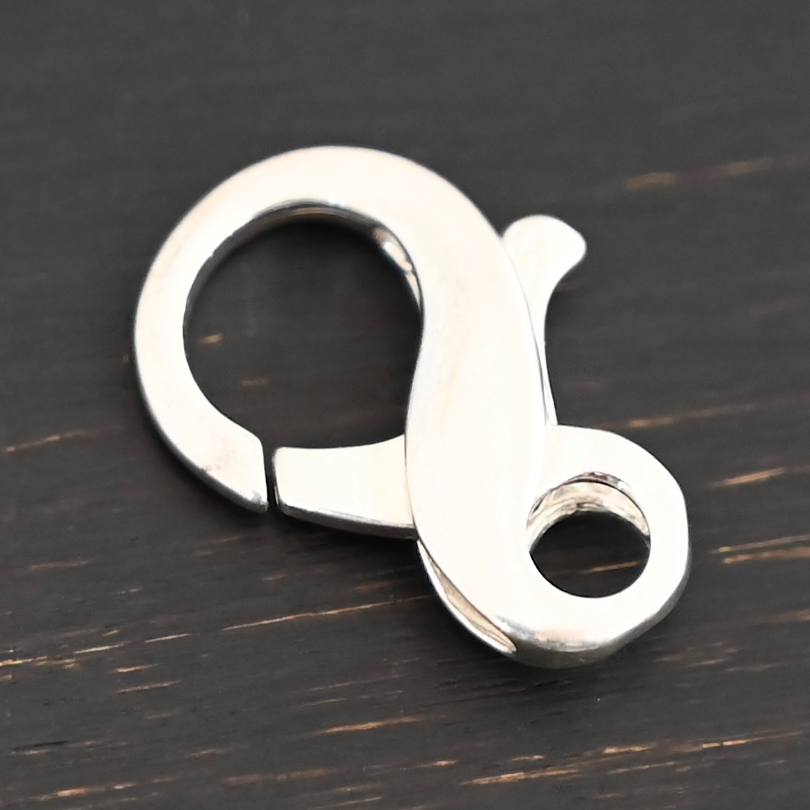 Faith Figure 8 Lobster Claw - shiny Faith Figure 8 Lobster Claw - shiny shown on dark background