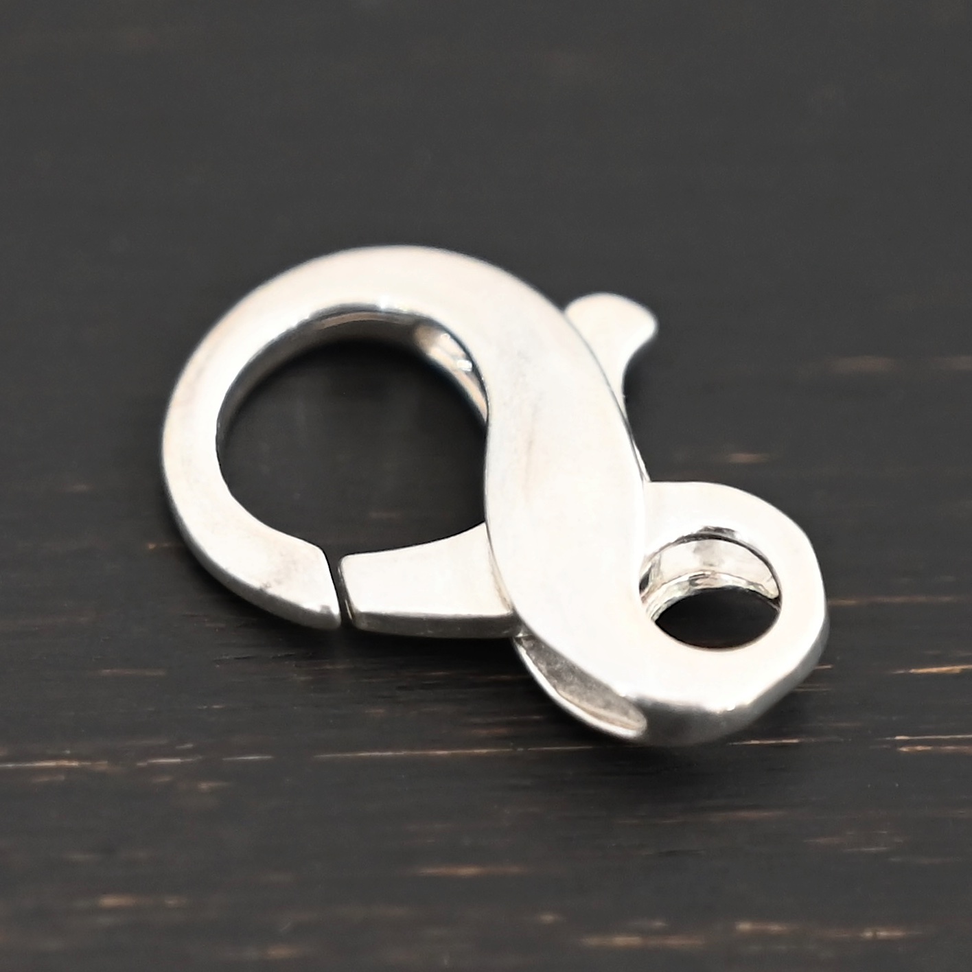 Faith Figure 8 Lobster Claw - shiny Faith Figure 8 Lobster Claw - shiny shown on dark background