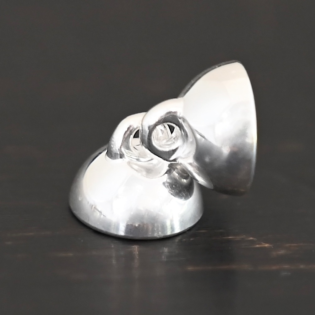 Melody Round Magnetic Clasp - shiny shown on dark background