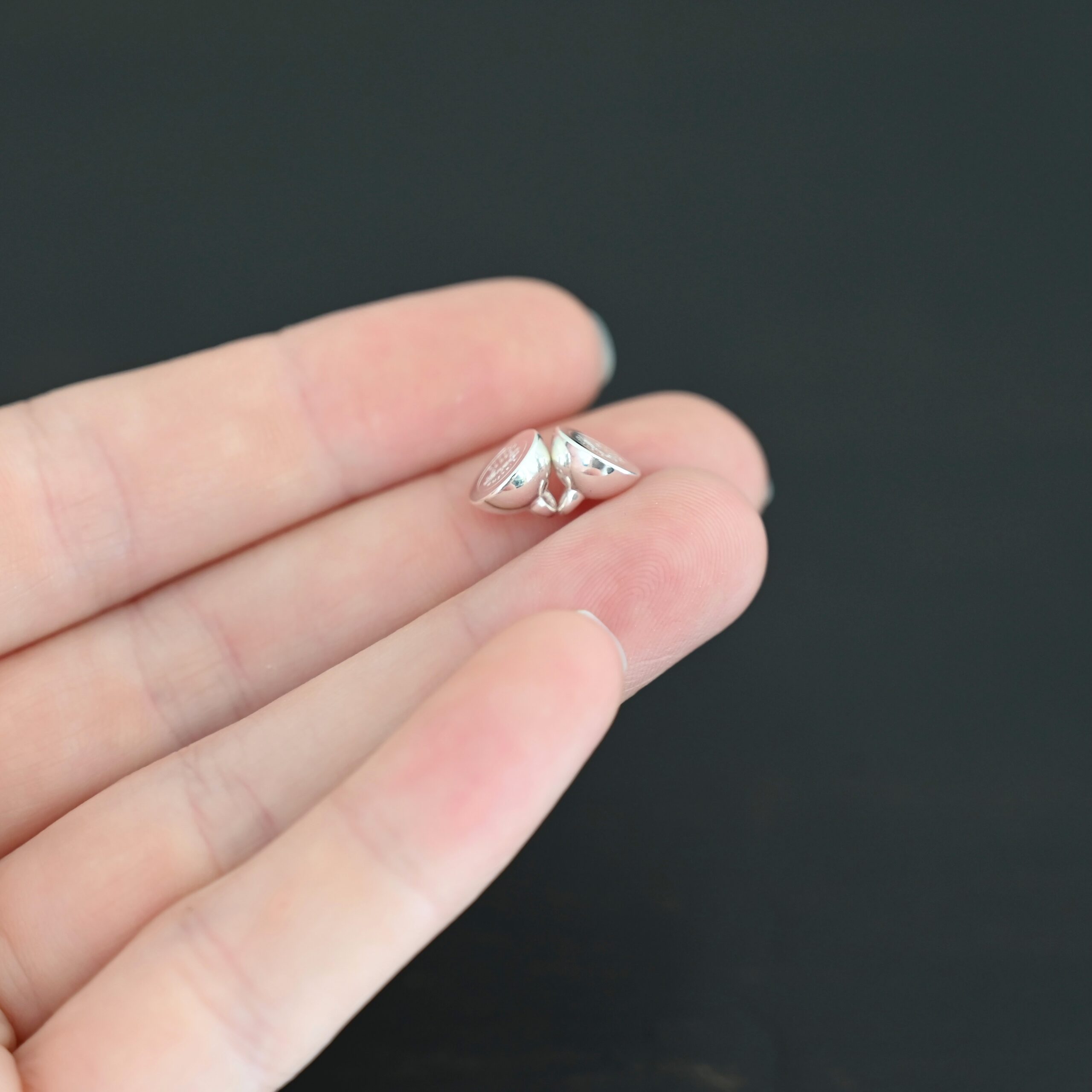 Melody Round Magnetic Clasp - shiny shown in hand