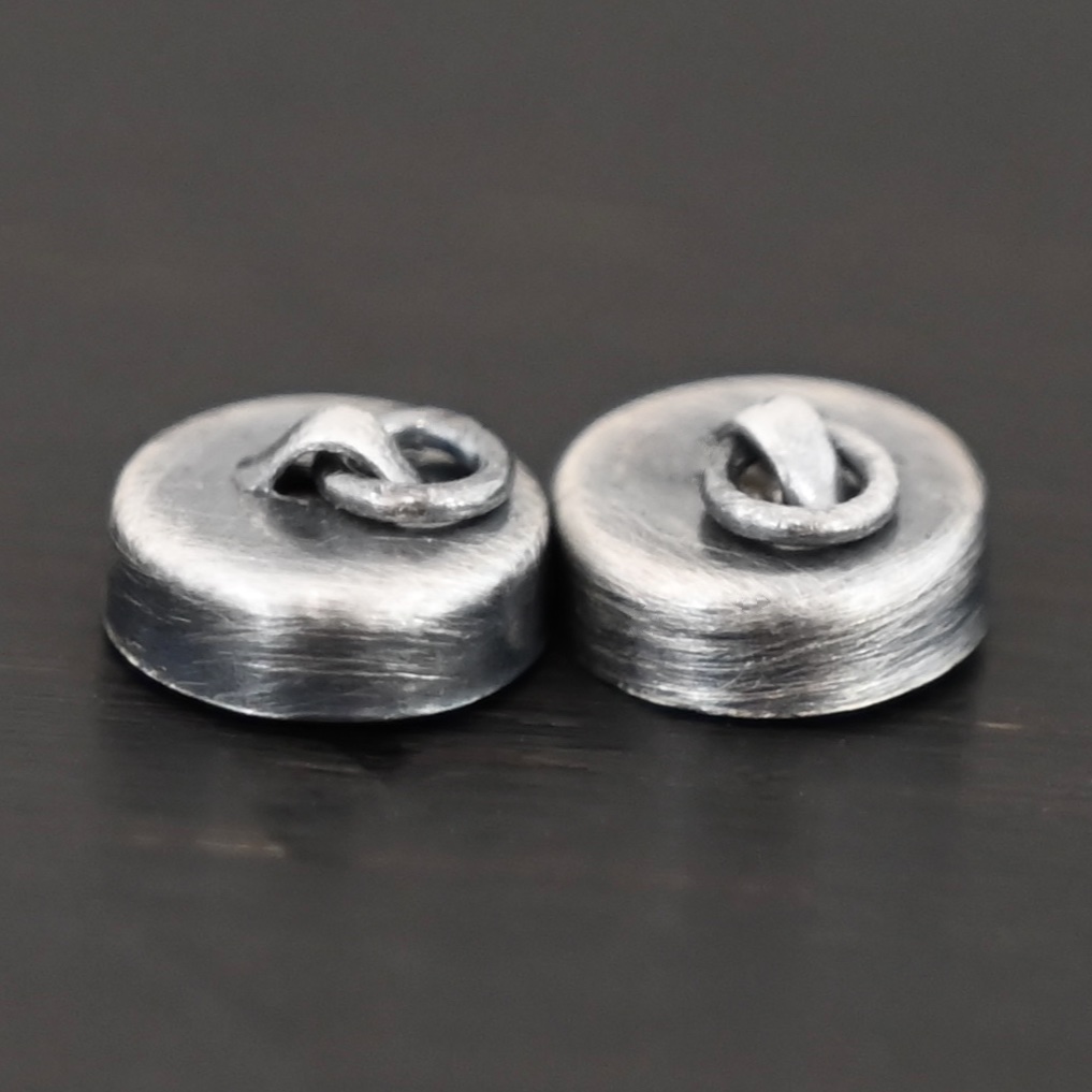 Melody Round Disc Magnetic Clasp - oxidized shown on dark background