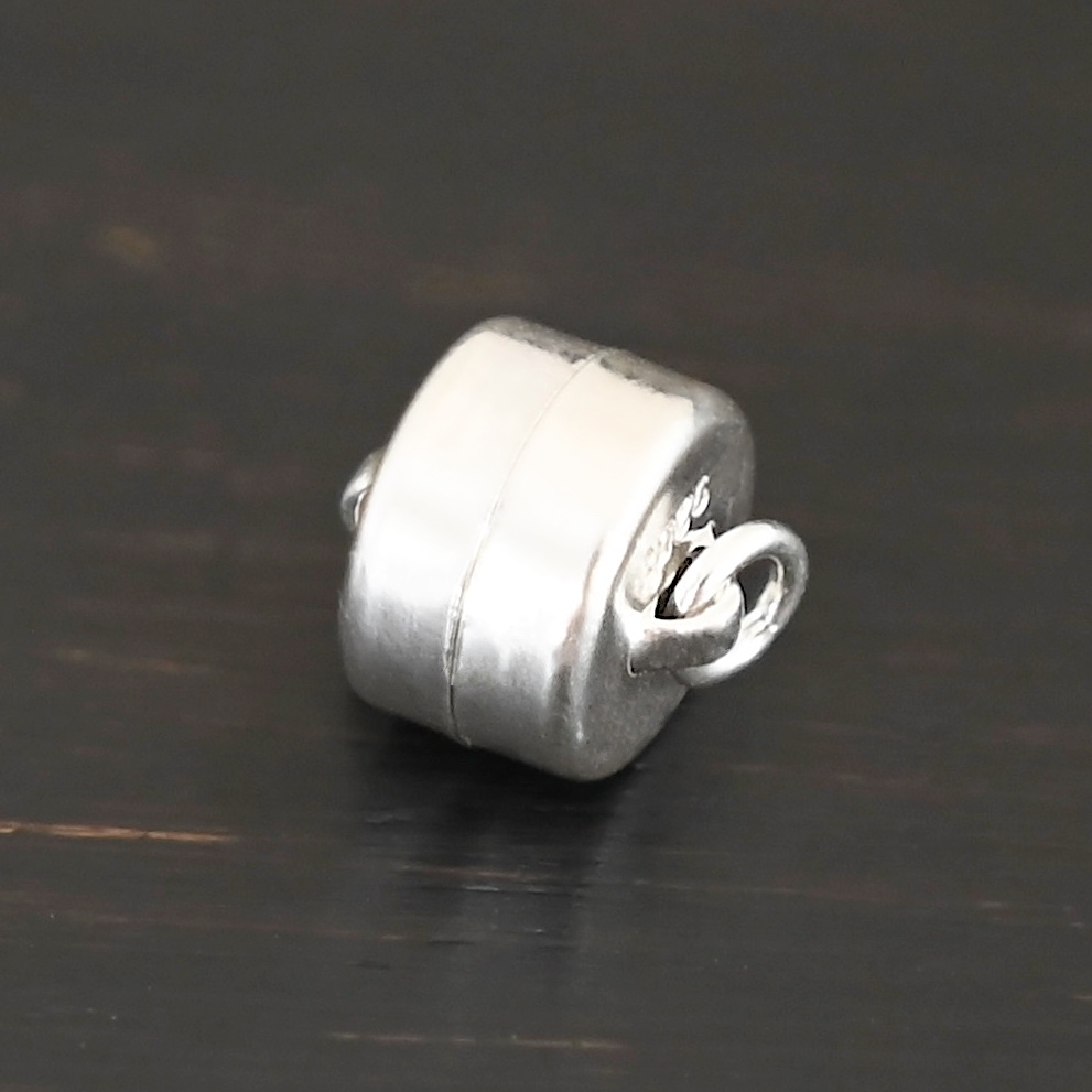 Melody Round Disc Magnetic Clasp - shiny shown on dark background