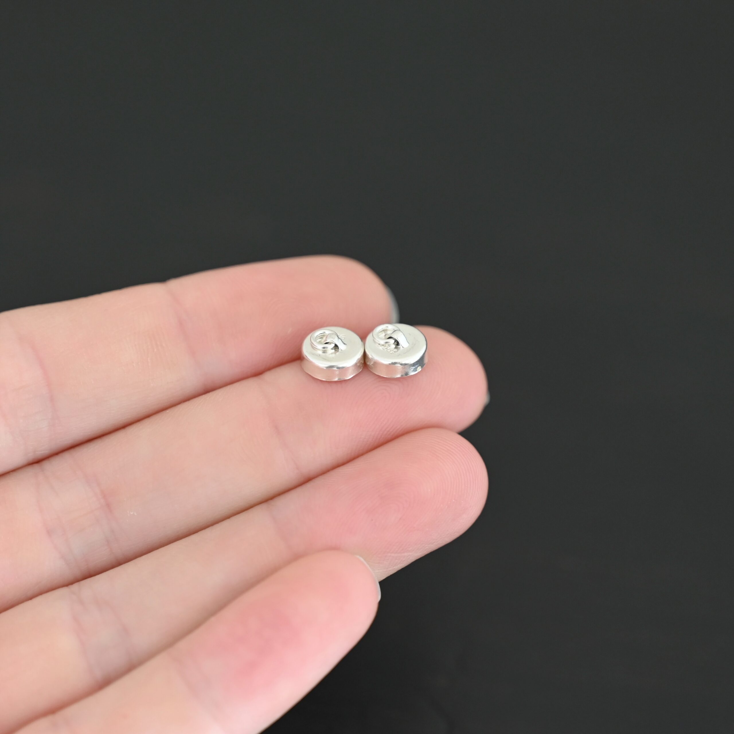 Melody Round Disc Magnetic Clasp - shiny shown in hand