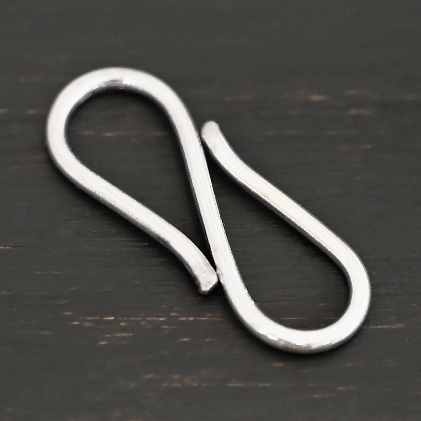 Simon S Clasp - shiny Simon S Clasp - shiny shown on dark background