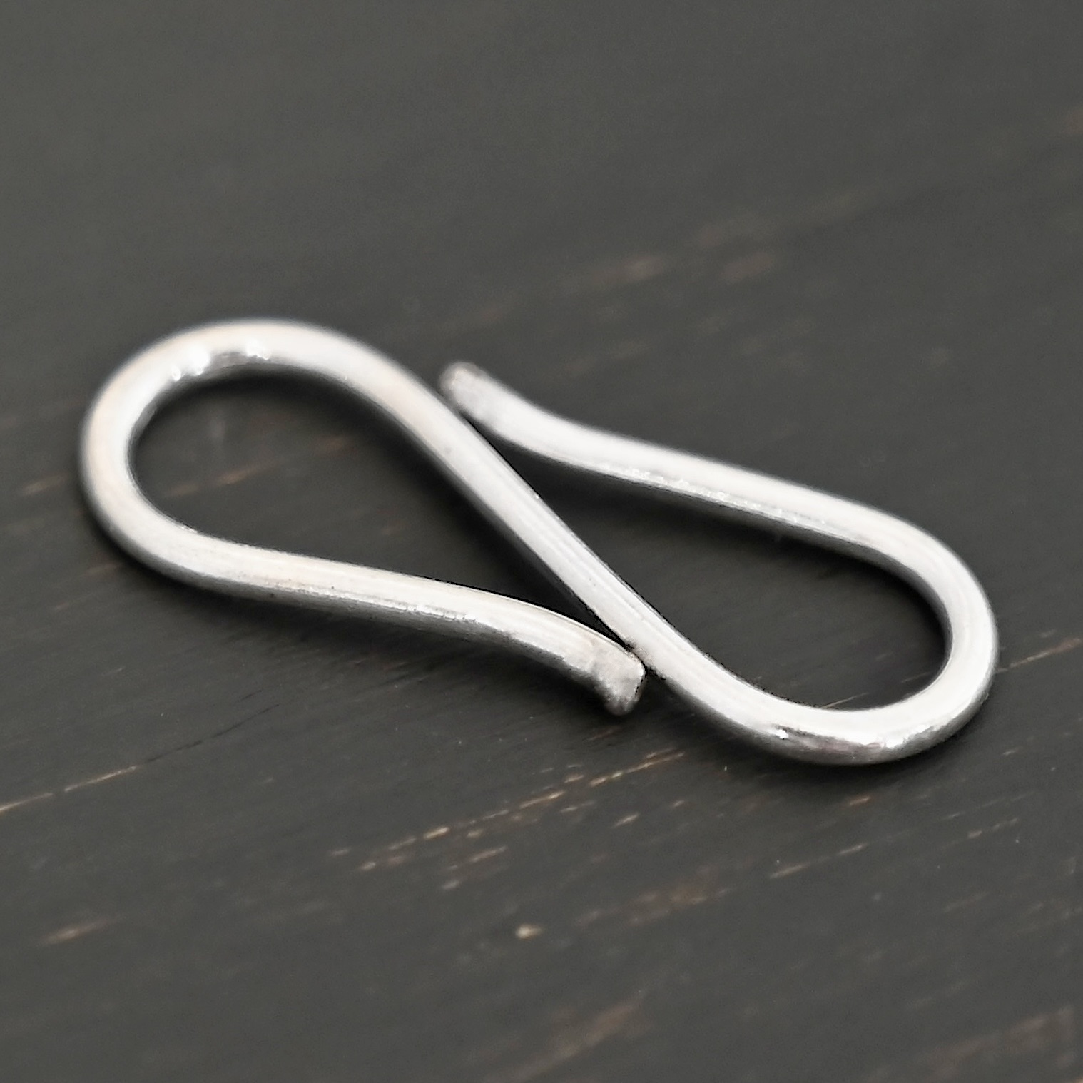 Saint S Clasp - shiny Simon S Clasp - shiny shown on dark background