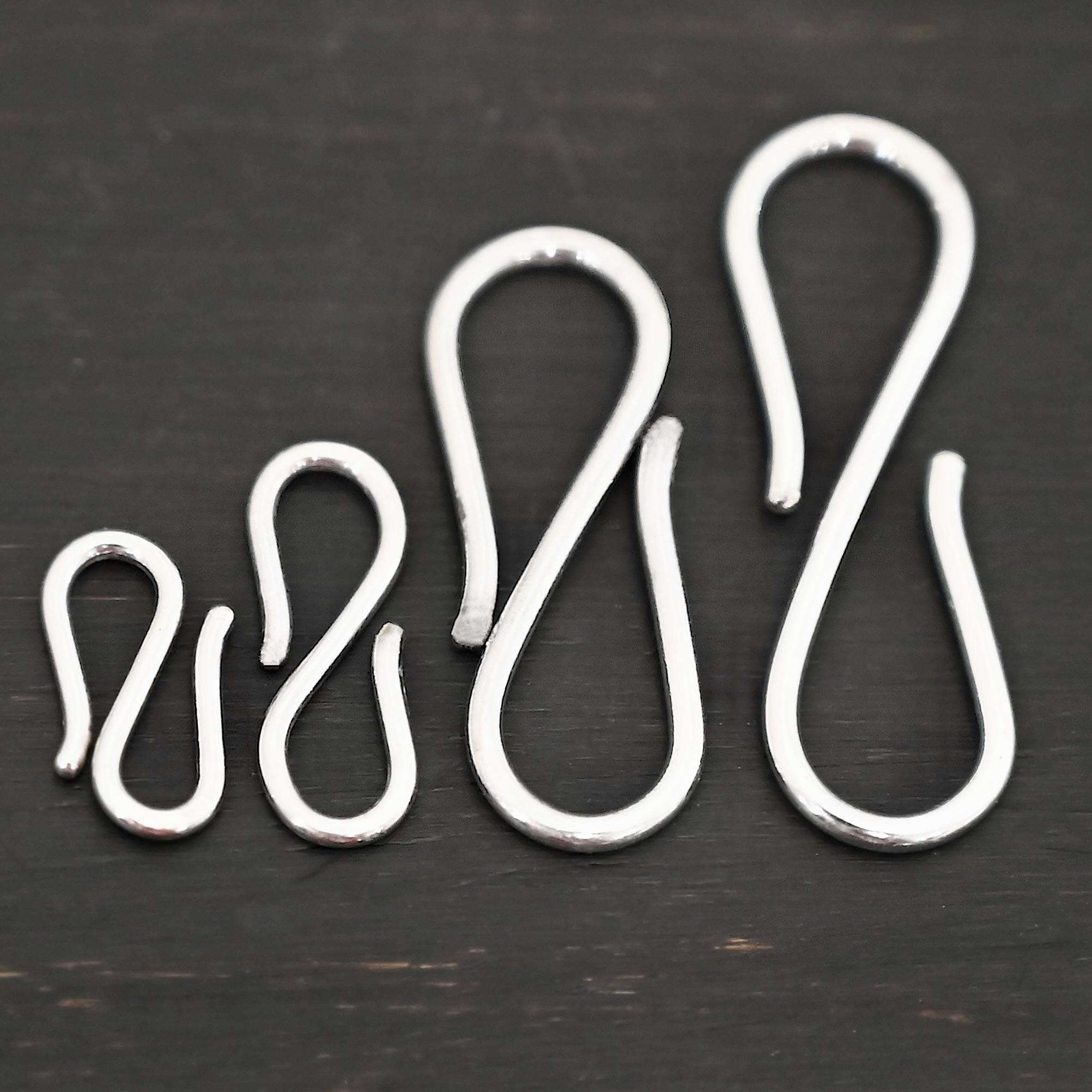 Simon S Clasp - shiny Simon S Clasp - shiny shown on dark background