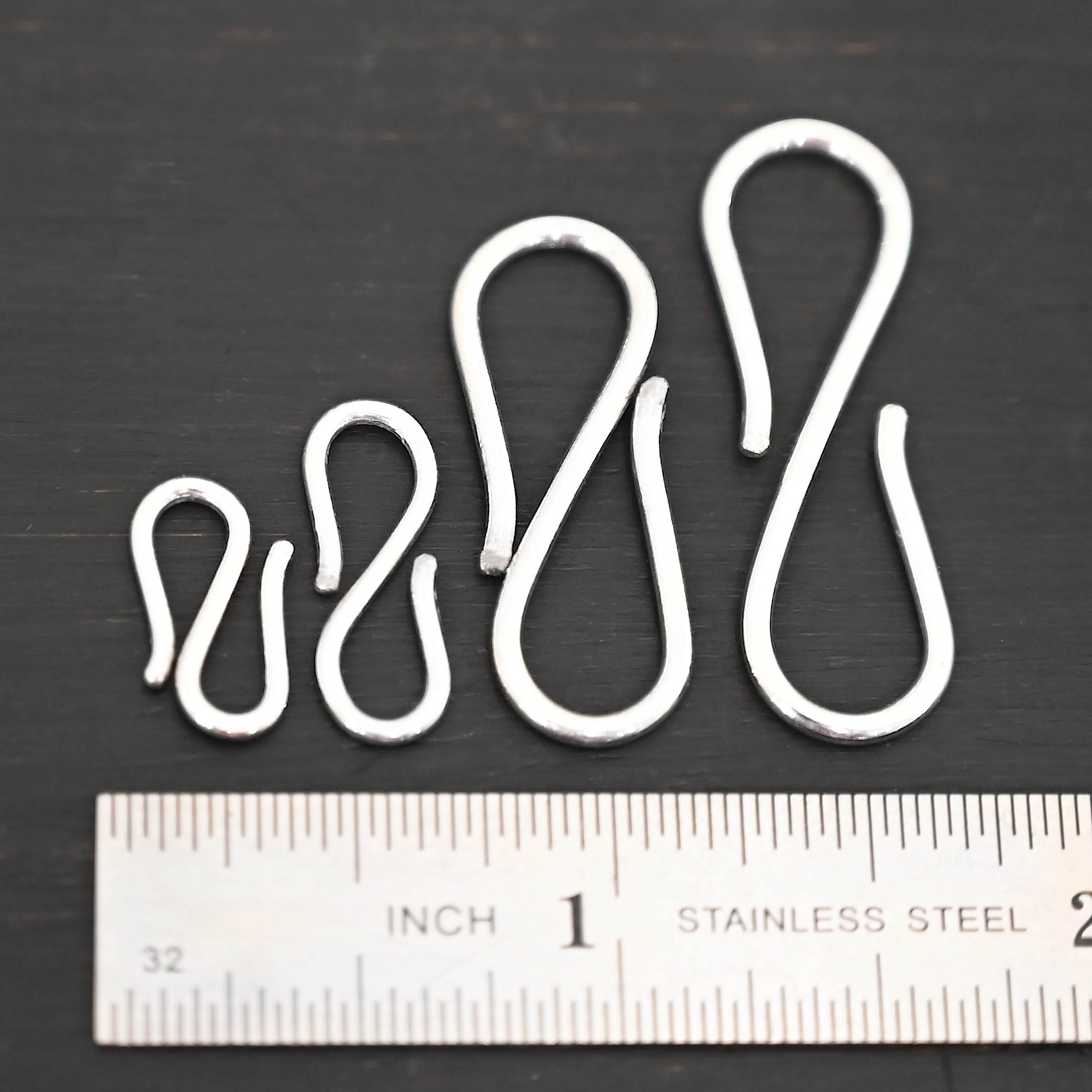 Simon S Clasp - shiny Simon S Clasp - shiny shown by ruler