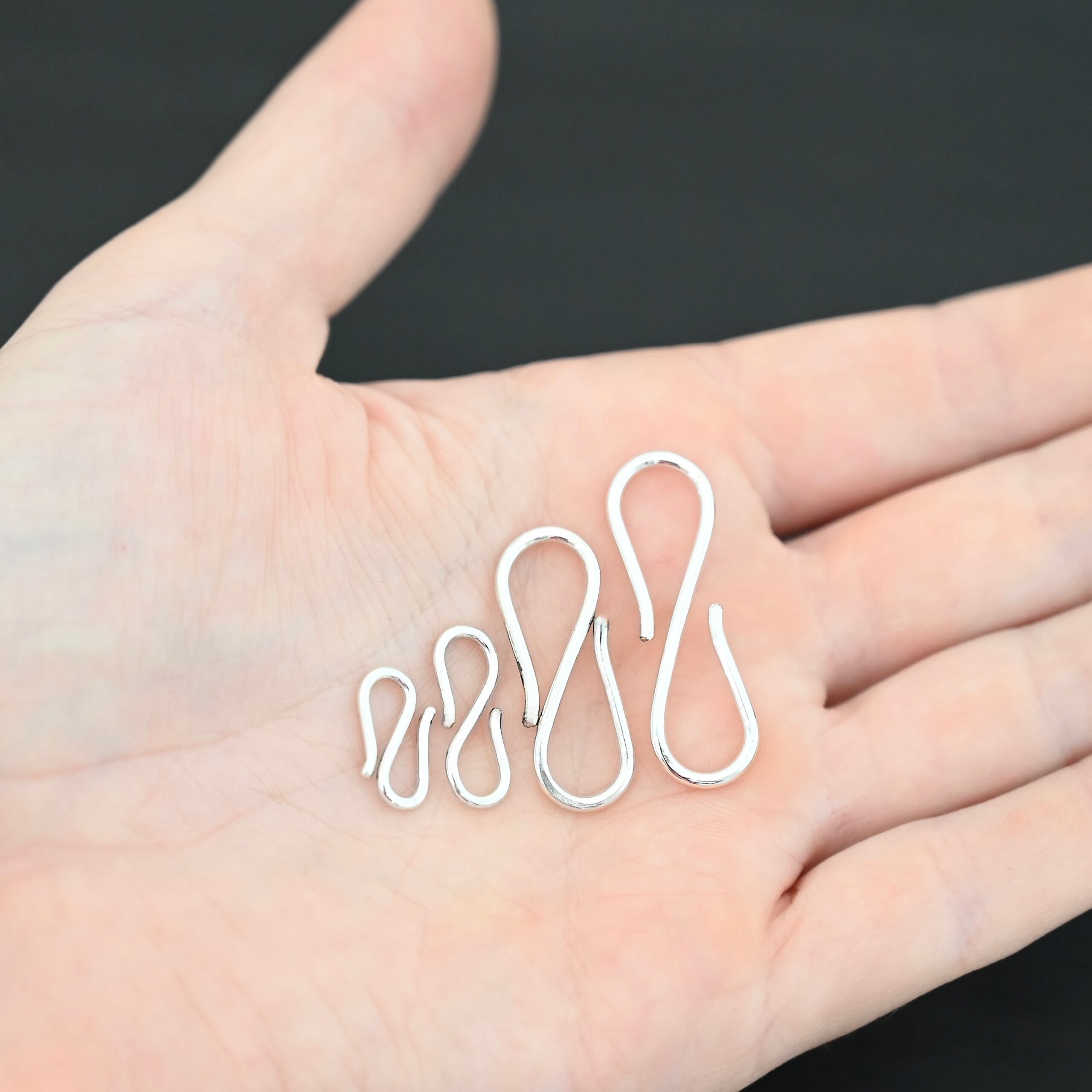 Simon S Clasp - shiny Simon S Clasp - shiny shown in hand