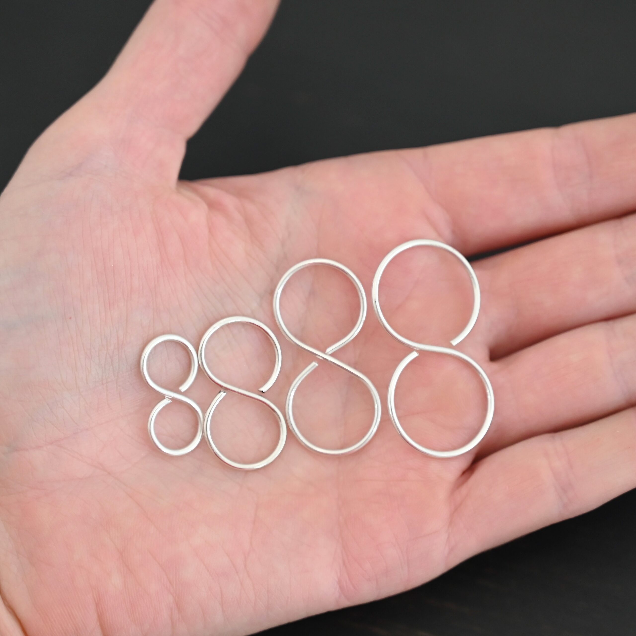 Sienna S Clasp - shiny shown in hand