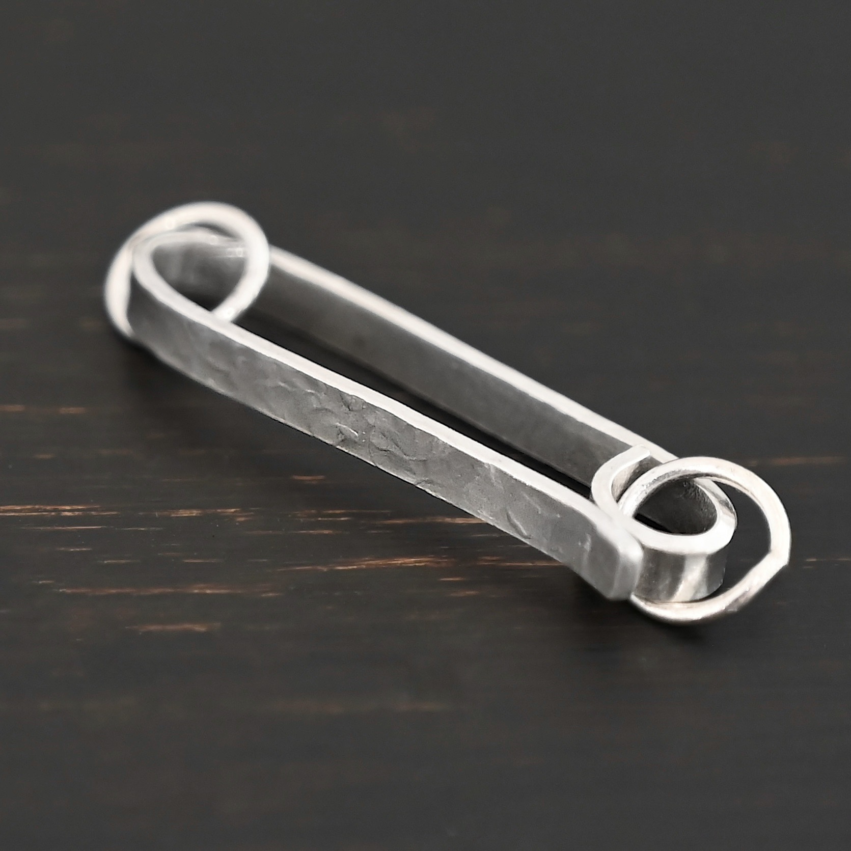 Hudson Hook Clasp - shiny Hudson Hook Clasp - shiny shown on dark background