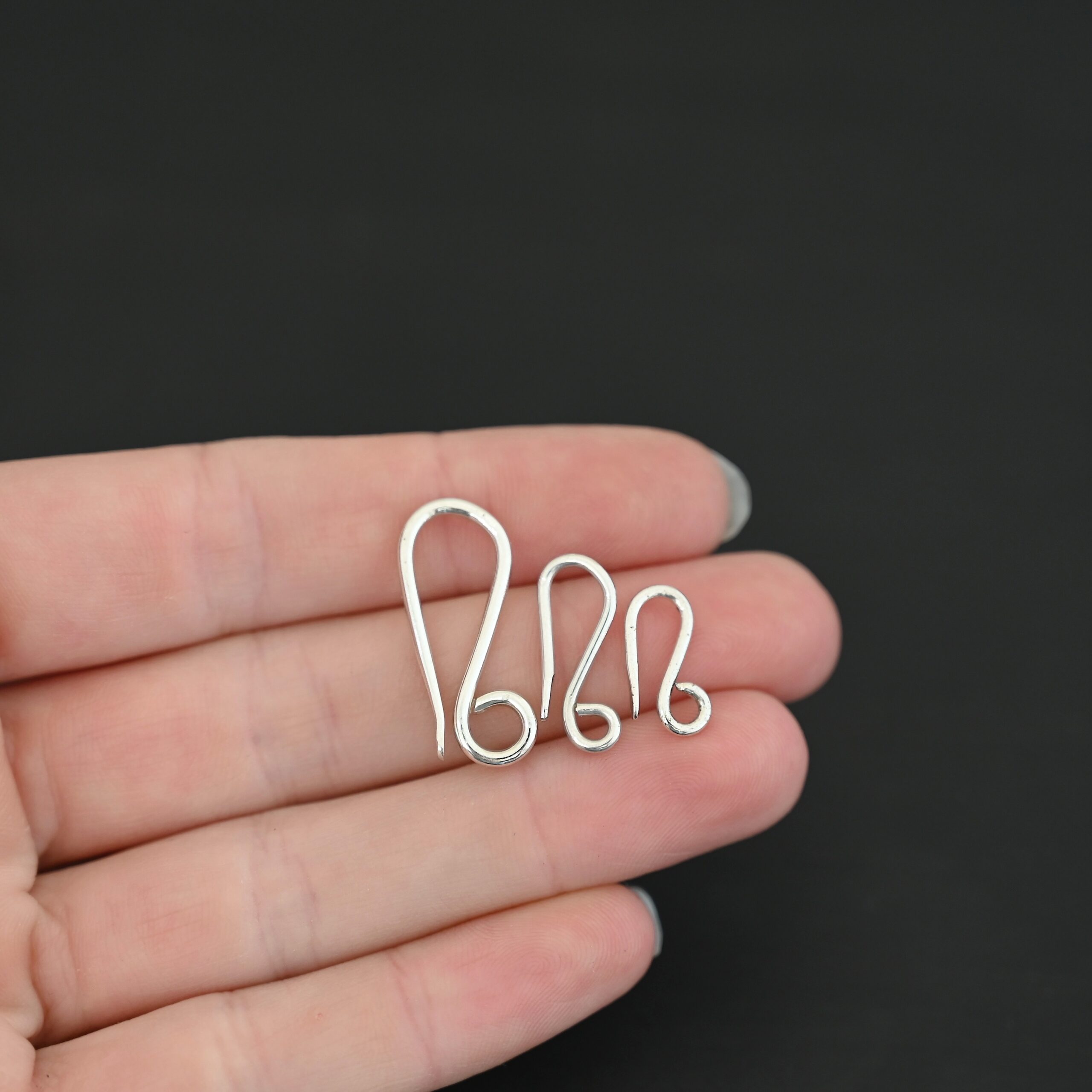 Hattie Hook Clasp - shiny Hattie Hook Clasp - shiny shown in hand