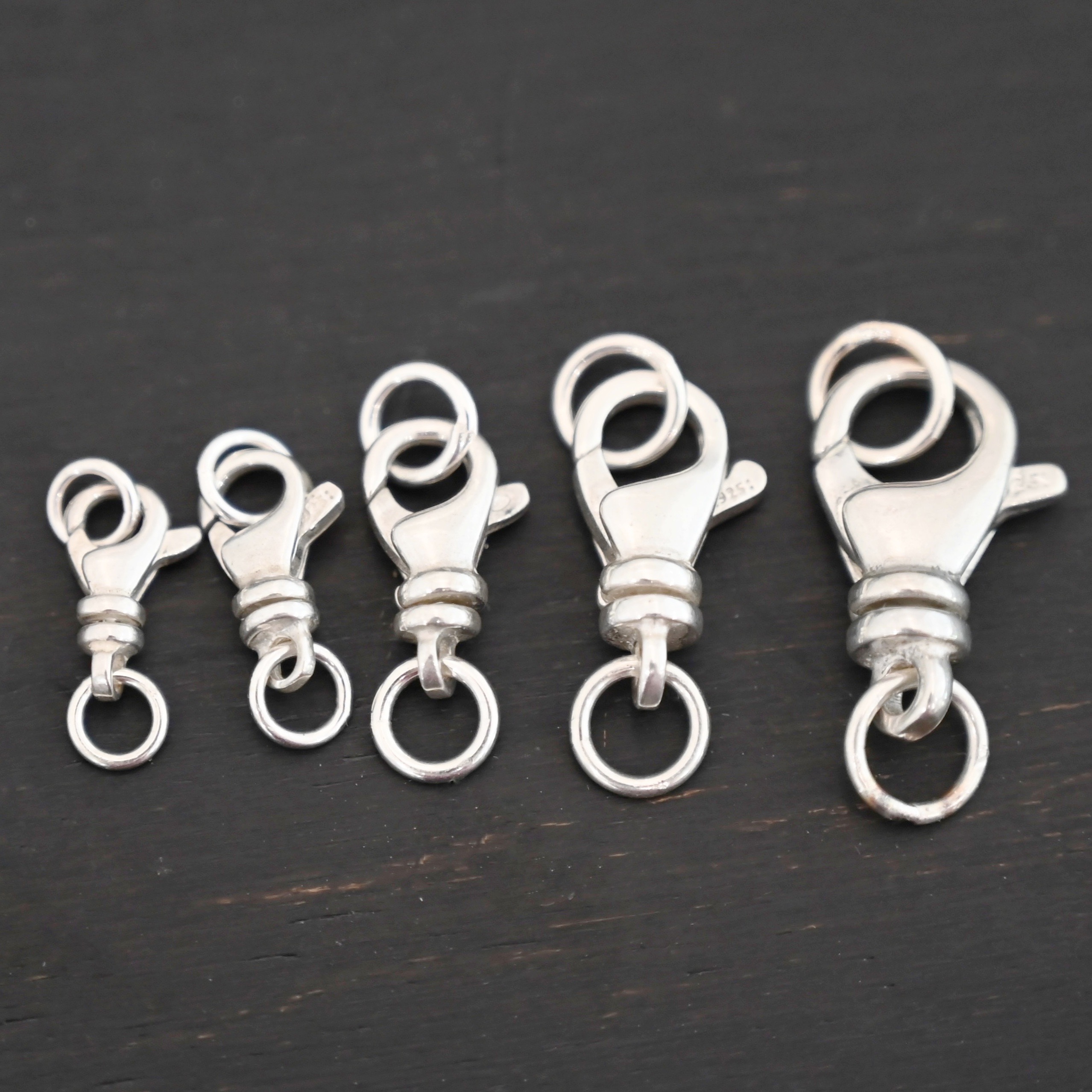 Sammy Swivel Lobster Claw - shiny closed JR shown on dark background