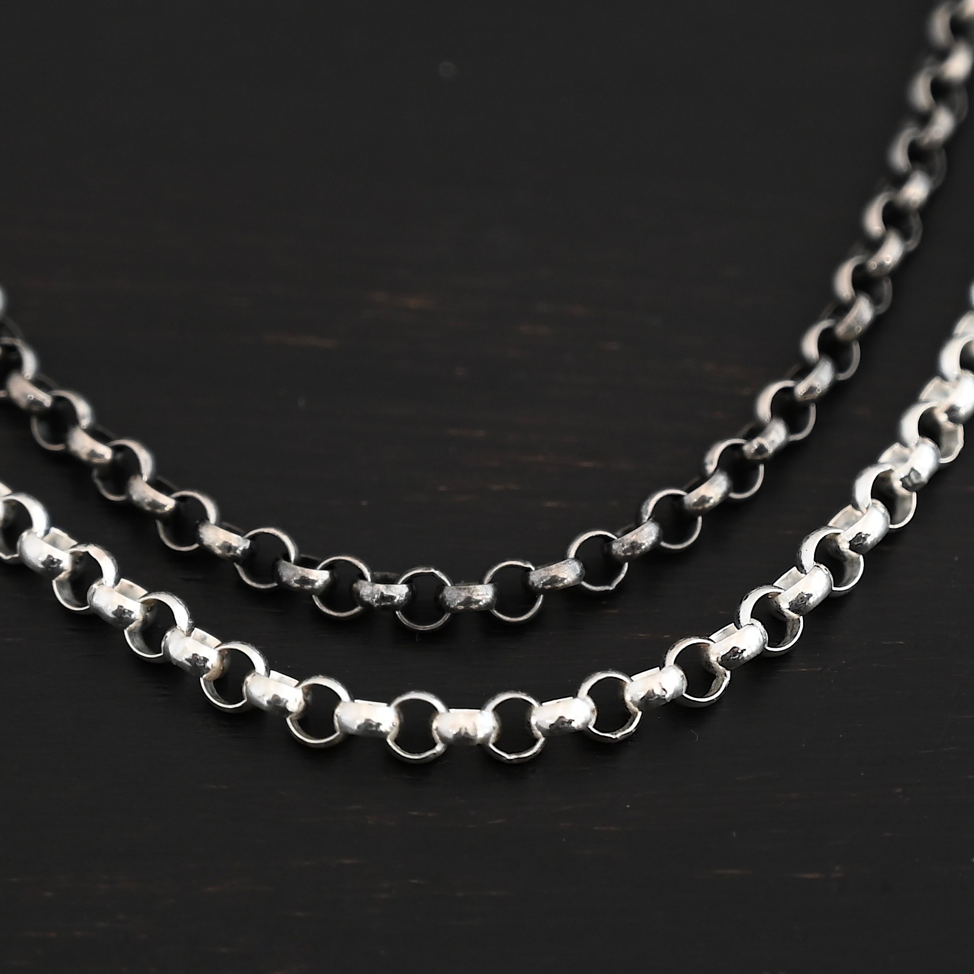 Roxy Rolo Chain oxidized & shiny shown on dark background