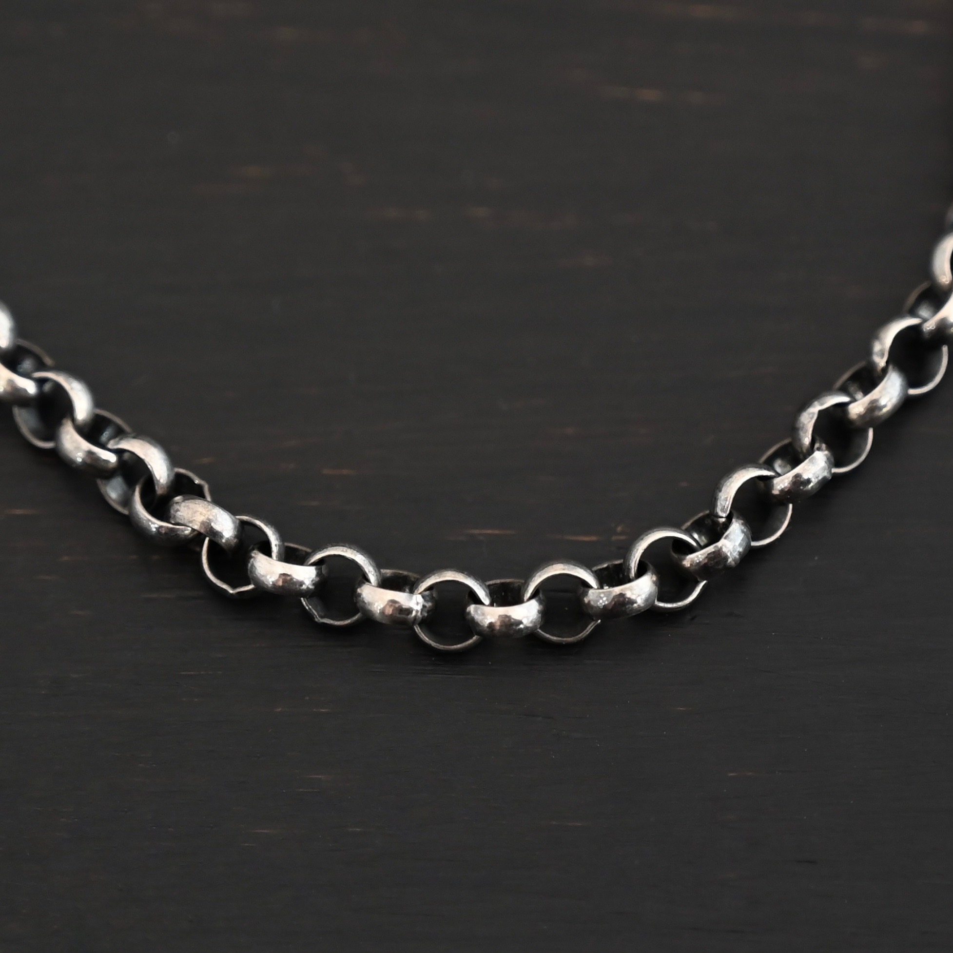 Roxy Rolo Chain oxidized shown on dark background
