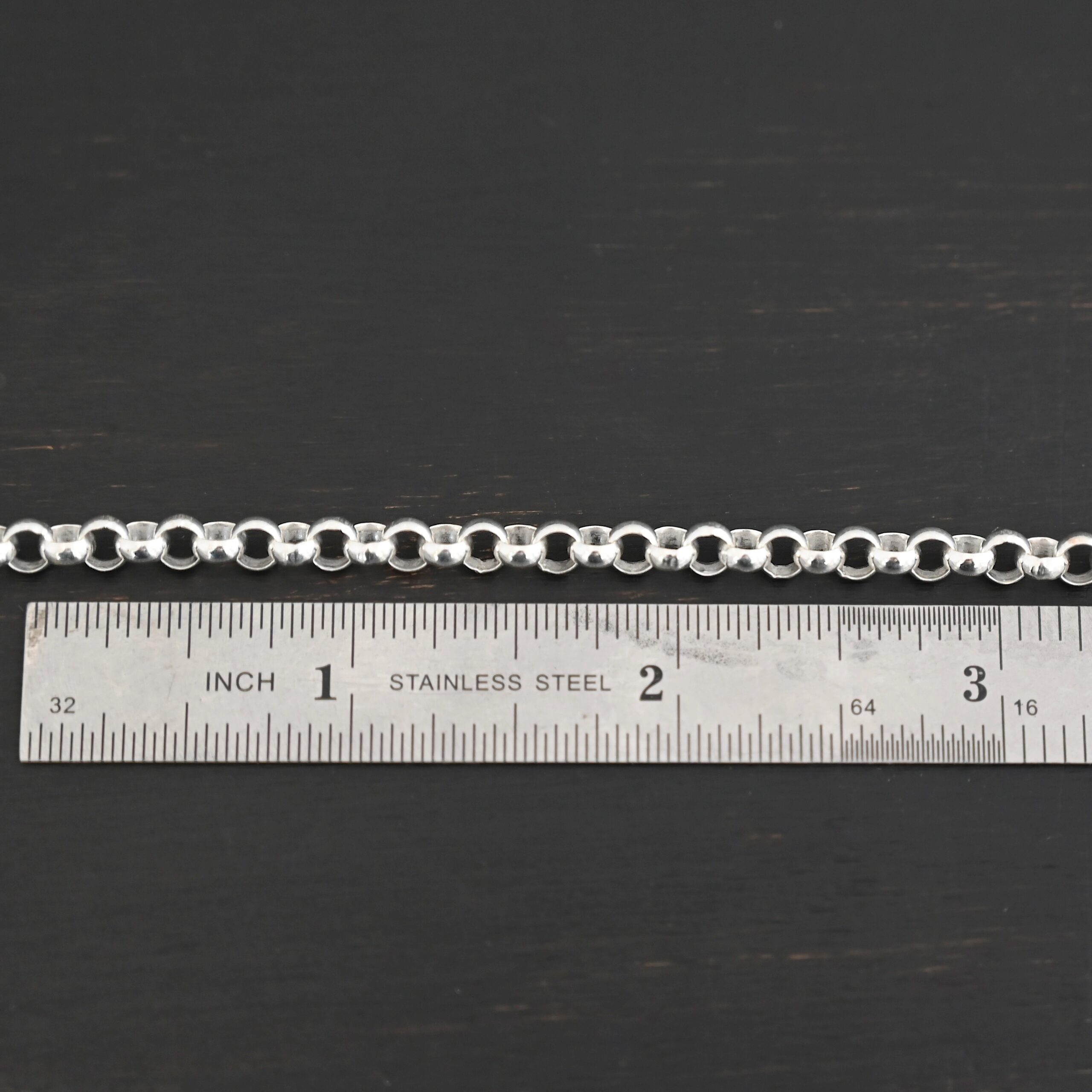 Roxy Rolo Chain shiny shown by ruler