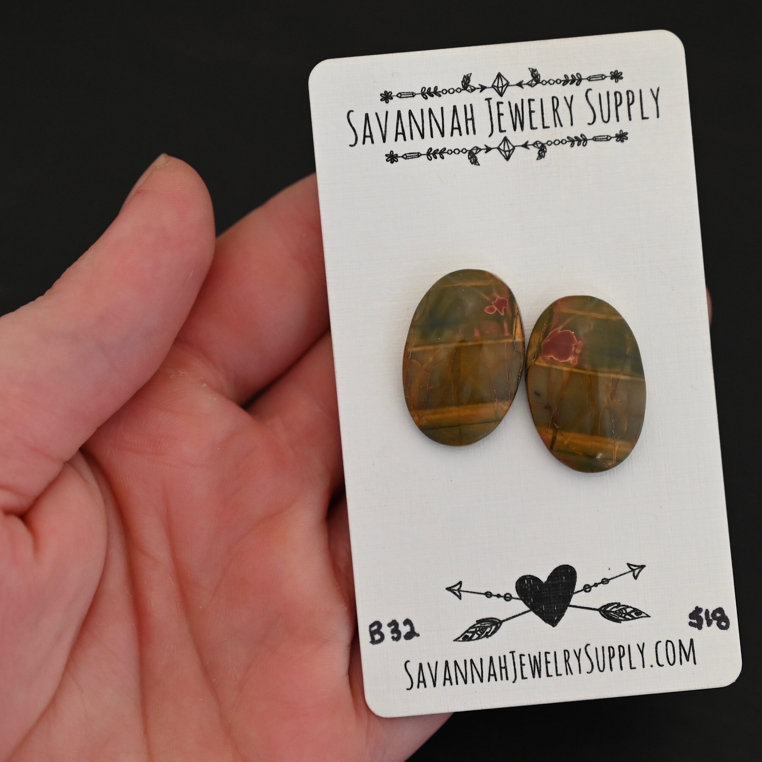 B32 Cherry Creek Jasper shown in hand